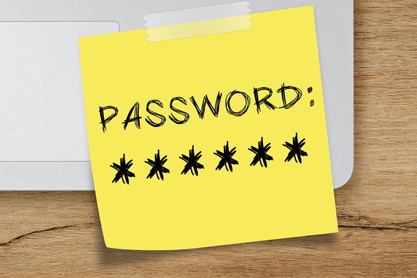 post it giallo appoggiato su un pc con scritto PASSWORD