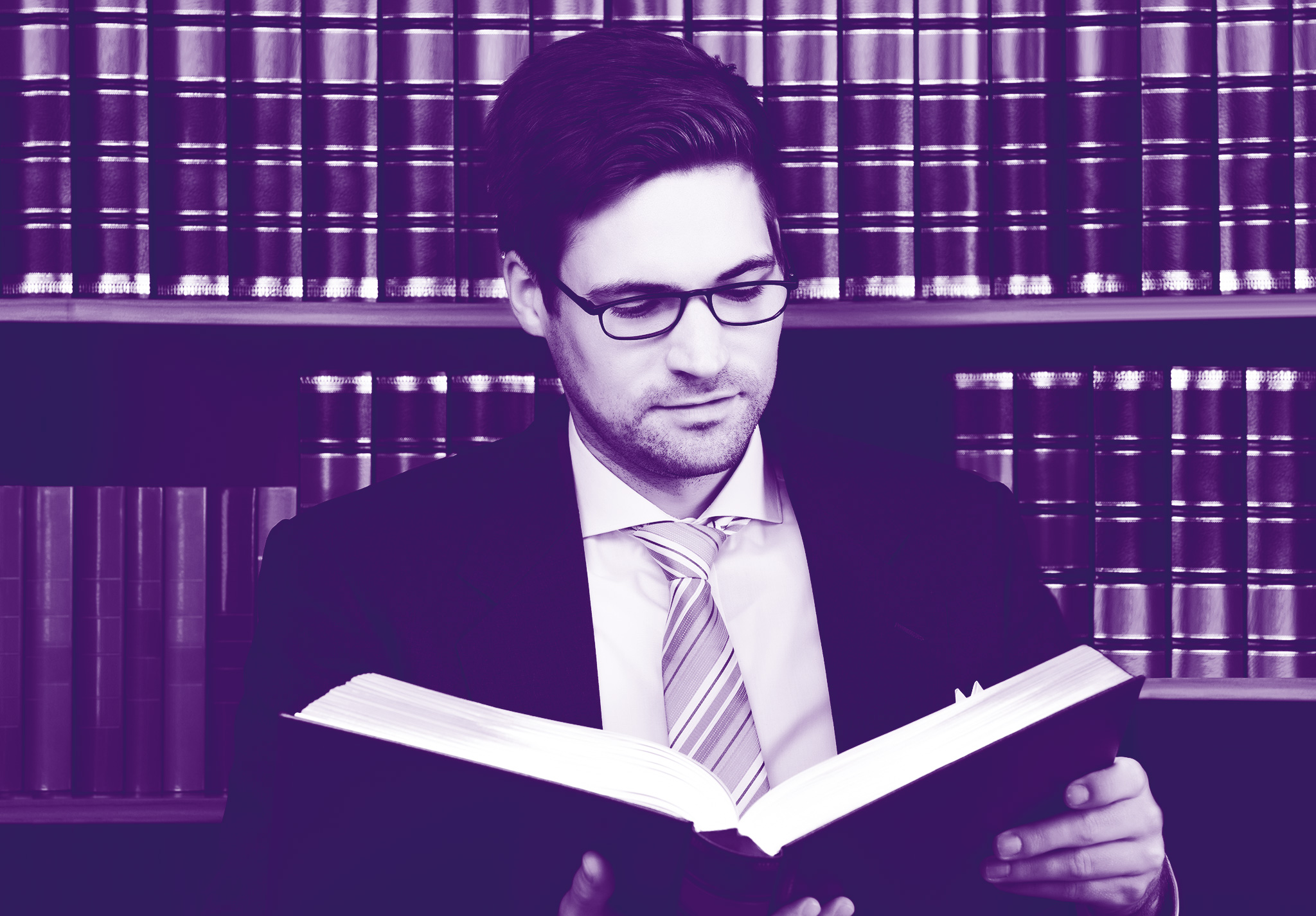 foto con gradiente viola con in primo piano un ragazzo con gli occhiali che legge un libro. sullo sfondo una libreria con libri eleganti tipici di diritto