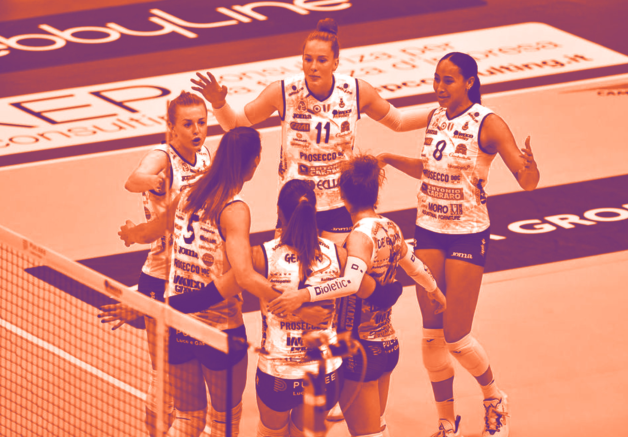 Immagine con gradiete arancione che rappresenta le ragazze del volley IMOCO sponsorizzata da Scp