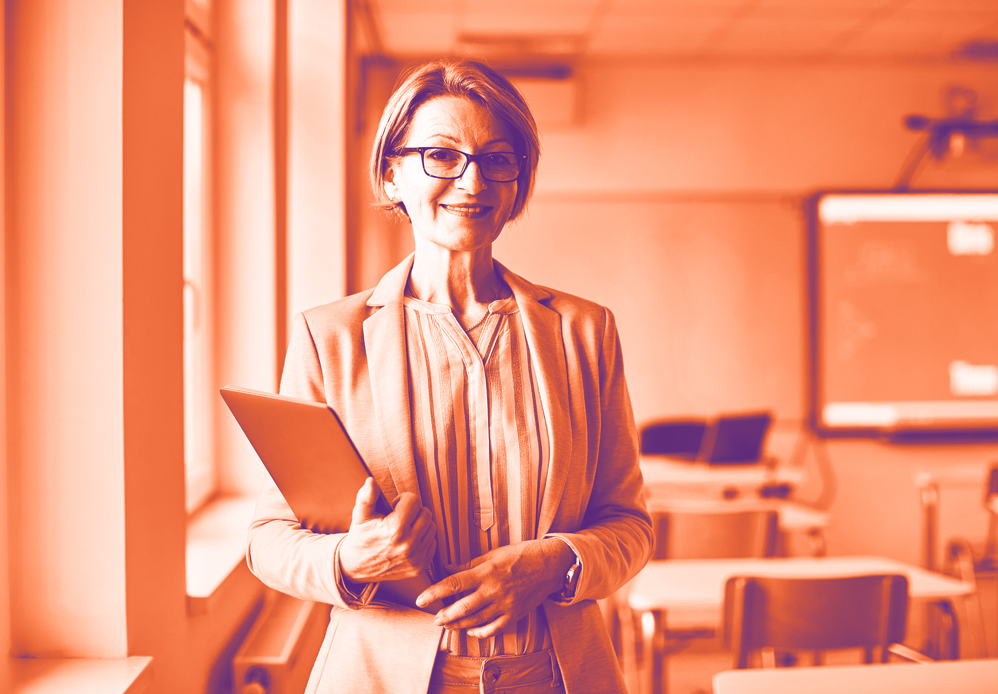 foto con gradiente arancione dove in primo piano troviamo una signora (professoressa) con gli occiali e in mano un pc chiuso