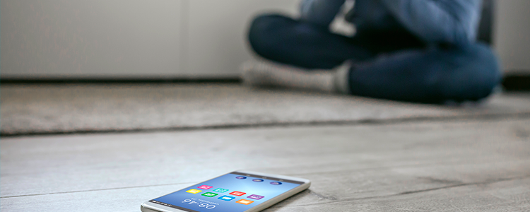 adolescete disperato con il telefono per terra