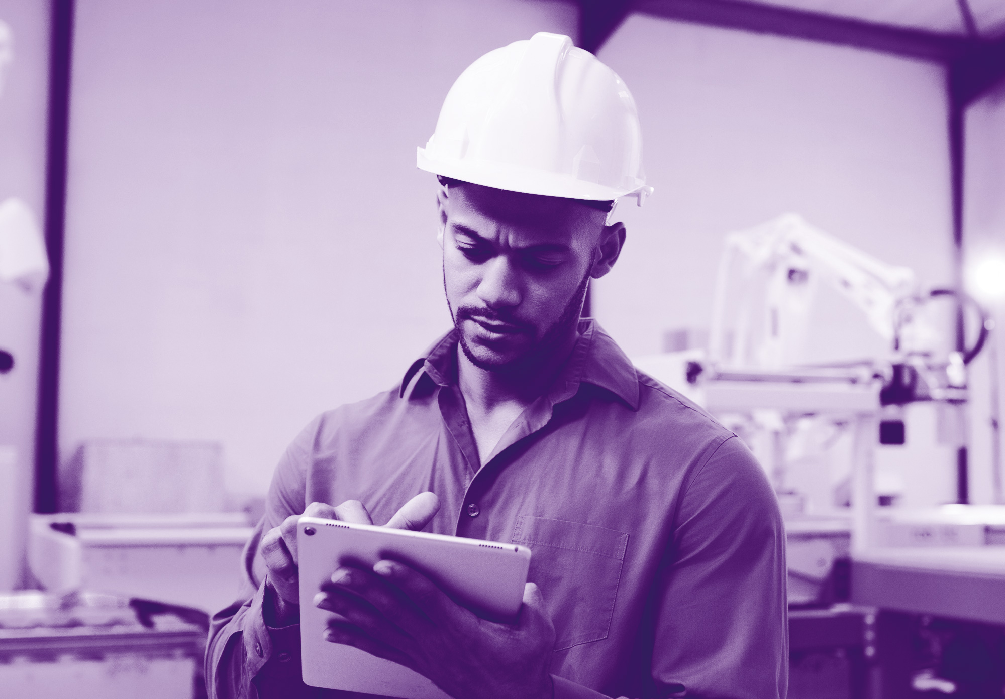 foto di gradiente viola con un uomo che lavora al tablet con i testa un caschetto da lavoro