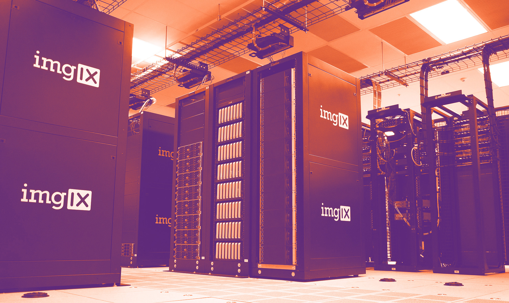 Foto con gradiente arancione che ritrae una stanza server