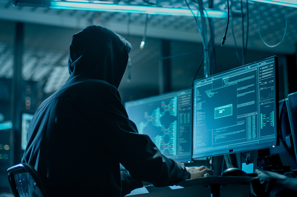 hacket con felpa nera e cappuccio di spalle davanti ha due pc
