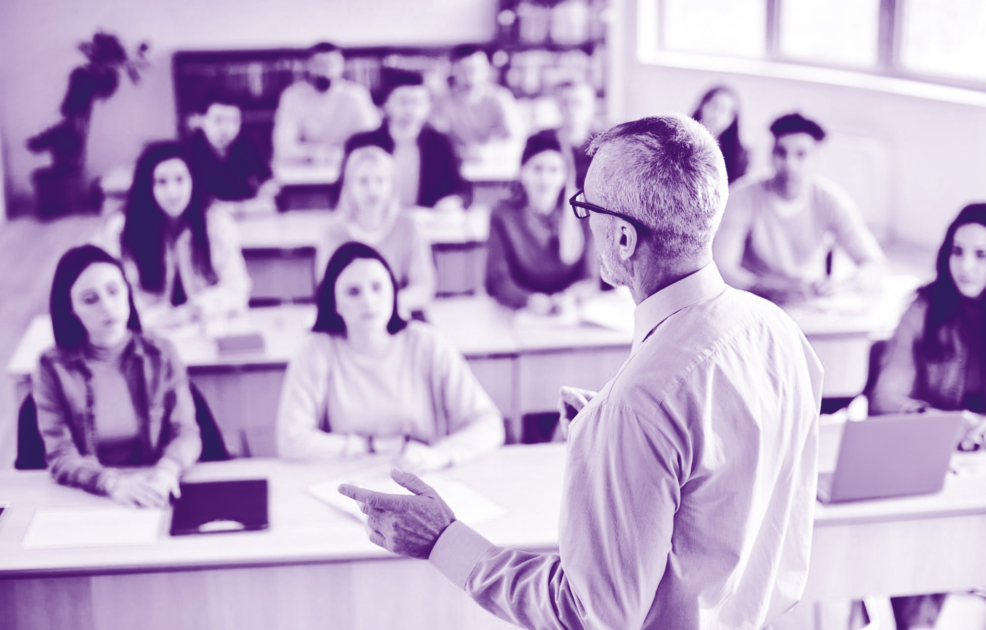 foto con gradiente viola dove viene rappresentanta una classe durante una conferenza